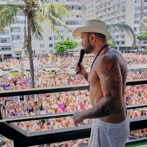 Diogo Nogueira comanda bloco em Copacabana na terça-feira de Carnaval